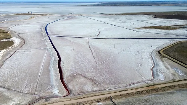 Konya'da kuruyan göllerden geriye tuz tabakası kaldı