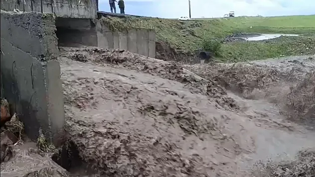 Köprü ve Bağlantı Yolu Sular Altında Kaldı