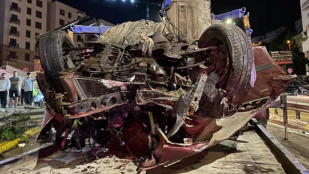 Korkunç kazada 2 genç hayatını kaybetti