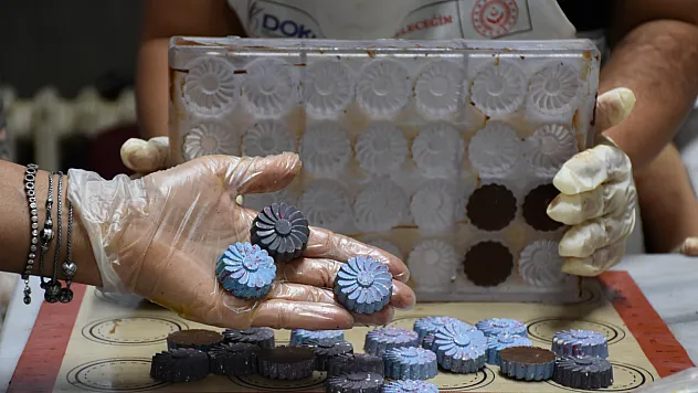 Koruma ve bakım altındaki kız çocukları çikolata yapımını öğreniyor