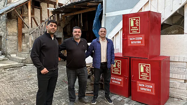 Köyün her noktasına yangın dolapları yerleştirdiler