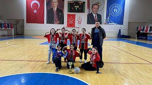 Küçük kızlar futsal'da şampiyon Atatürk Ortaokulu
