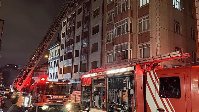 Küçükçekmece'de boşaltılan binanın çatısında yangın
