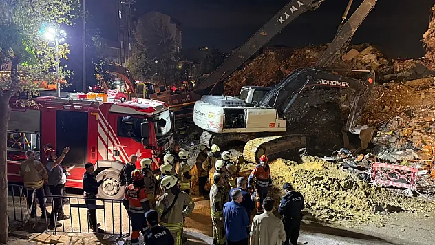 Küçükçekmece'de yıkım sırasında çökme 2 yaralı enkaz altında arama başlatıldı