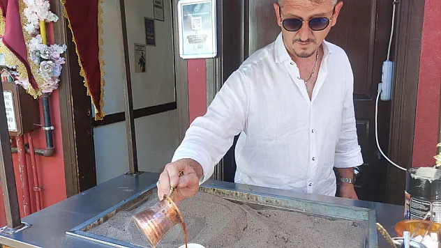 Kumda pişen kahve, aromayla zenginleşiyor