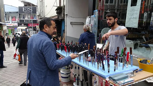 Kurban'da vatandaşın tercihi yeni bıçak yerine eski bıçakları biletmek