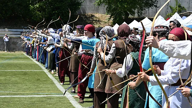 Kütahya'da Tarihi Meydanda Okçuluk Şöleni: 490 Genç Yetenek Yay Gerdi