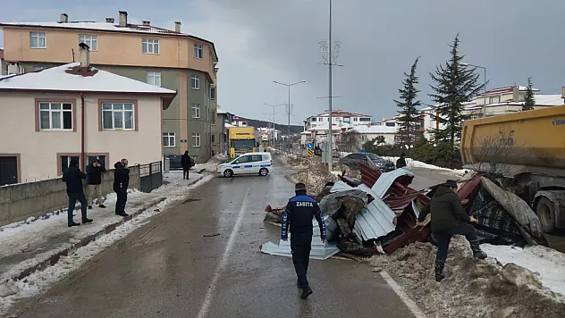 Kuvvetli Rüzgar Okul Çatısını Yola Savurdu