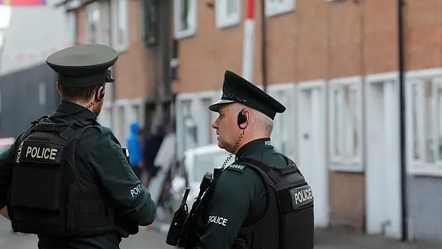 Kuzey İrlanda'da bir eve boru tipi bombalı saldırı: Mahalle tahliye edildi