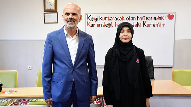 Ladik Belediye Başkanı Topal, Türkiye birincisi Hafize İlbay'ı ödüllendirdi