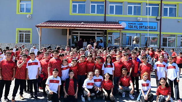 Mezun olan öğrencilere Milli Takım forması hediyesi