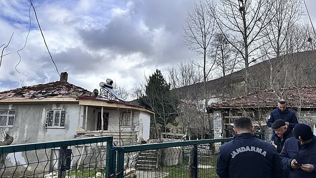 Ladik'te evlerin çatıları havada uçuştu!