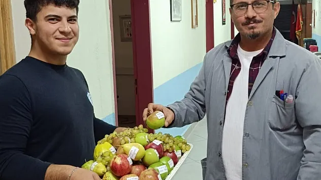 Ladik'te 'Sağlıklı Nefes Projesi': Öğrenciler öğretmenlerine meyve ikram etti
