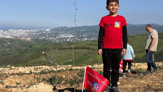 LÖSEV'li çocuklar Samsun'da fidan dikti