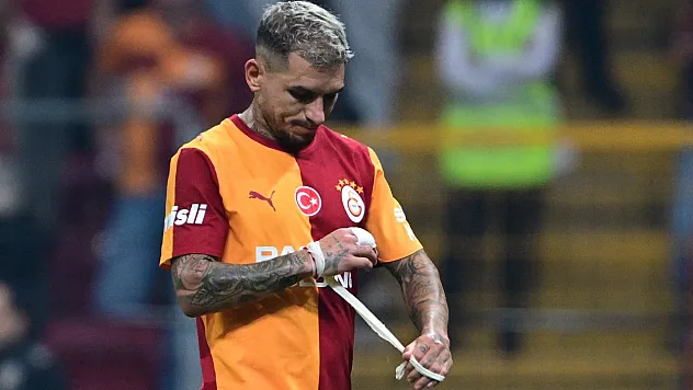 Lucas Torreira Galatasaray kariyerinde bir ilki yaşadı: Kasımpaşa maçında kırmızı kart gördü