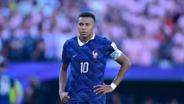 Macron'dan ırkçı saldırıya uğrayan Mbappe'ye tam destek