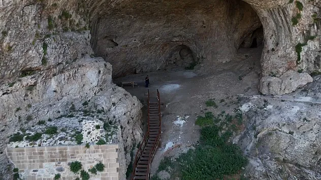 Mağaraya yüzlerce basamak