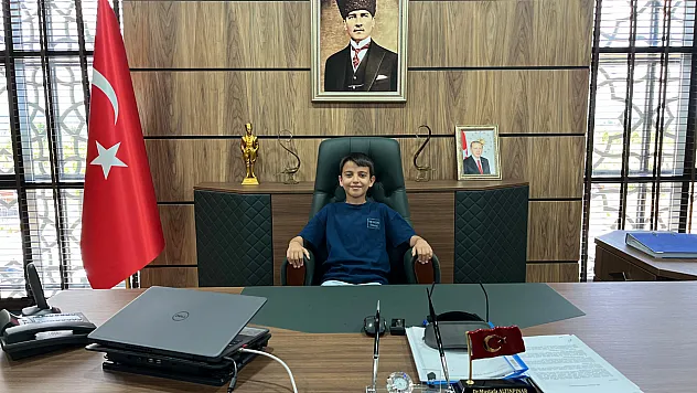 Makam odasını merak eden Ömer, koltuğa oturdu