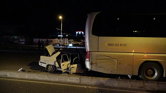 Malatya'da arızalanan yolcu otobüsüne otomobil çarptı: 1'i ağır 3 yaralı