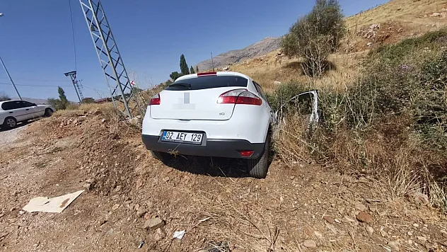 Malatya Doğanşehir'de yoldan çıkan otomobil savruldu, 2 kişi yaralandı