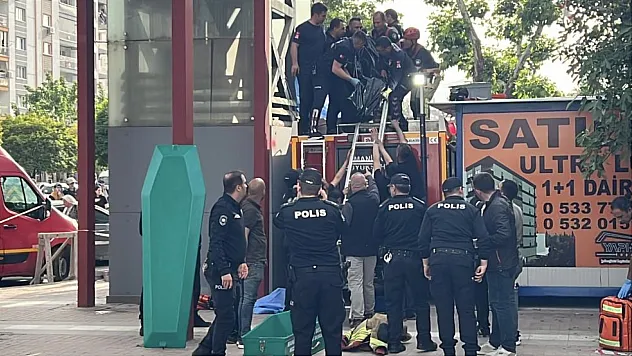 Manisa'da feci olay: Üst geçit asansöründe sıkışan genç yaşamını yitirdi