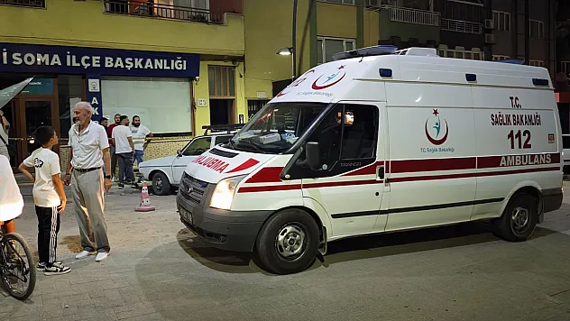 Manisa'da kontrolden çıkan otomobil AK Parti ilçe binasına çarptı