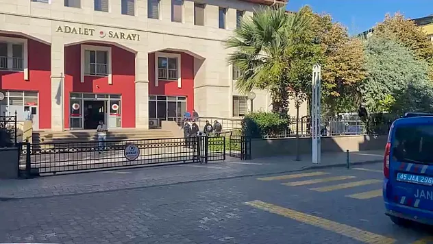 Manisa'da okul çevresindeki silahlı saldırıda 10 şüpheli adliyeye sevk edildi