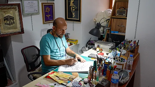 Manisalı kaligrafi ustası, sanatını gelecek nesillere aktarıyor