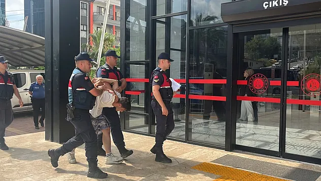Marketten parayı aldı, içinde çocuk bulunan otomobili kaçırdı, kaçarken cep telefonu gasp etti