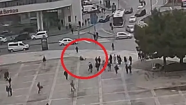 Merdivenlerde dengesini kaybeden 2 kişi yere düştü