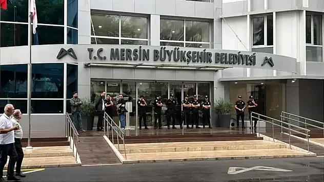 Mersin Büyükşehir Belediye Başkanı Vahap Seçer ve 2 ilçe belediye başkanı gözaltına alındı