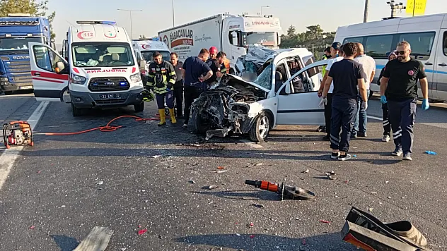 Mersin'de hafif ticari araç çekiciye arkadan çarptı iki kişi öldü bir yaralı