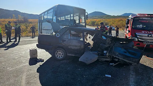 Mersin'de tarım işçilerini taşıyan midibüs otomobille çarpıştı