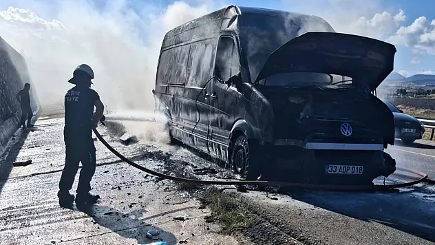 Merzifon'da alev alan hırdavat yüklü kamyonet küle döndü