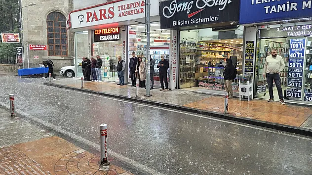 Meteoroloji uyarmıştı! Samsun'da sağanak yağış etkili oldu