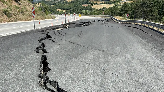 Metrelerce uzunlukta yarıklar oluştu: Sürücüler için tehlike oluşturan yol