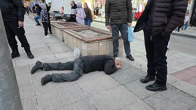 Meydandaki Bankta Fenalaştı, Dakikalarca Hareketsiz Kaldı
