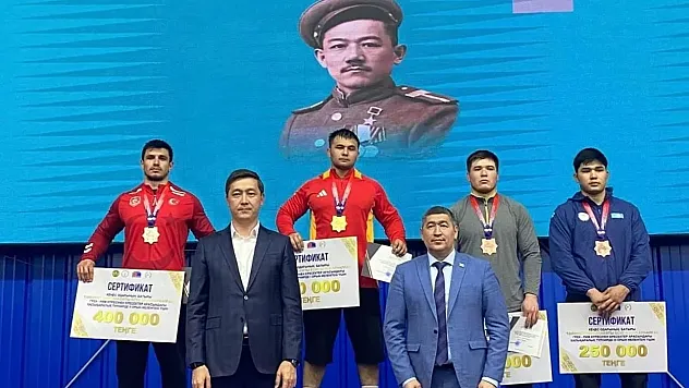 Milli güreşçi Muhittin Emre Helvacı kürsüye çıktı