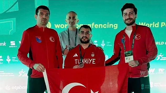 Milli para eskrimci Hakan Akkaya'dan gümüş madalya