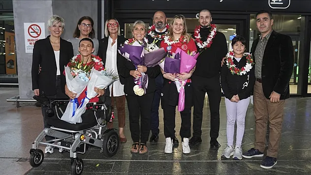 Milli para yüzücüler Türkiye'ye döndü