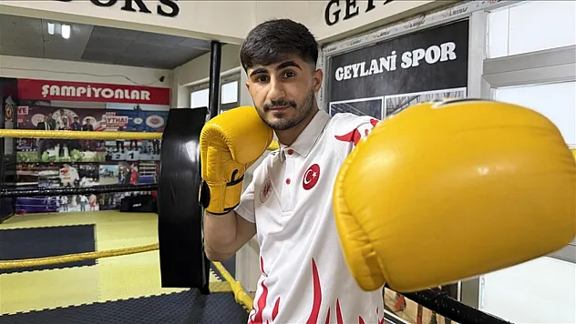 Milli sporcu Cihan Doğu kürsüden inmek istemiyor