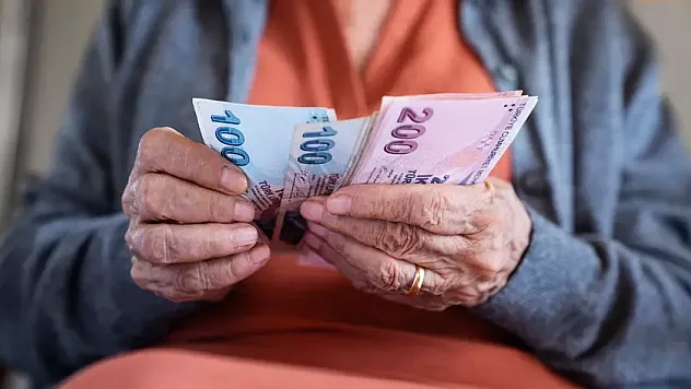 Milyonlarca Emekliye Soğuk Duş! AKP'den Bayram İkramiyesi Açıklaması: Zam Var mı?