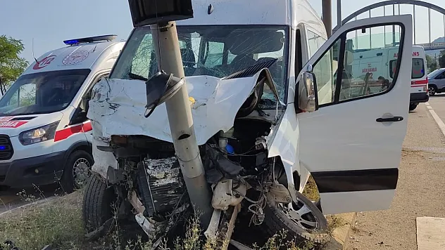 Minibüs ile otomobilin çarpıştı