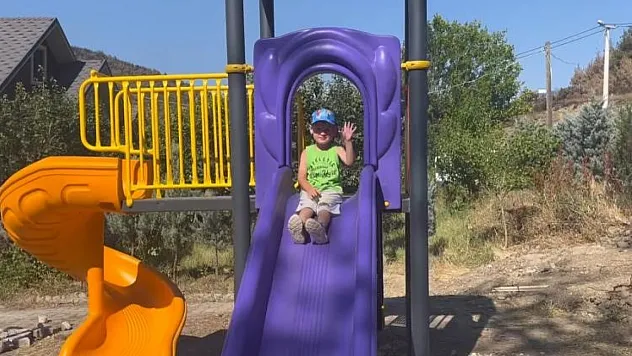 Minik Egemen'in yüzü oyun parkıyla güldü