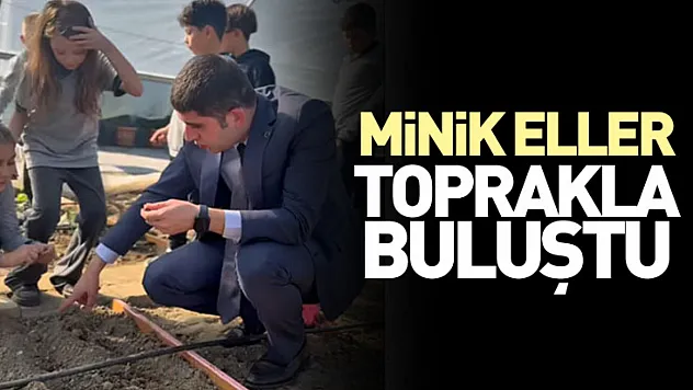 Minik eller toprakla buluştu