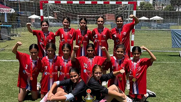 Minik hentbolcular şampiyon oldu