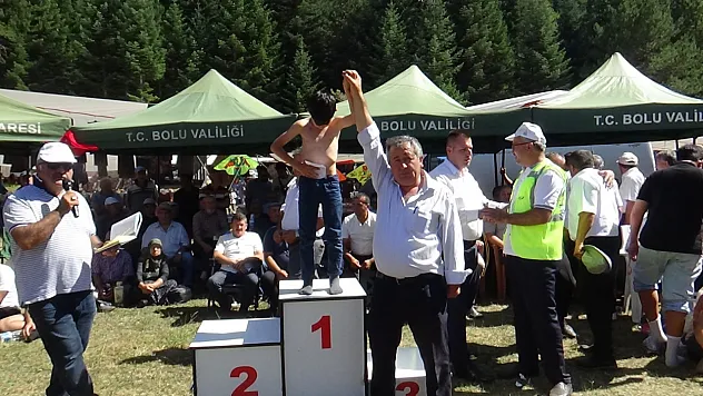 Minik sporcu kürsüye çıkarken ayakkabılarını çıkardı