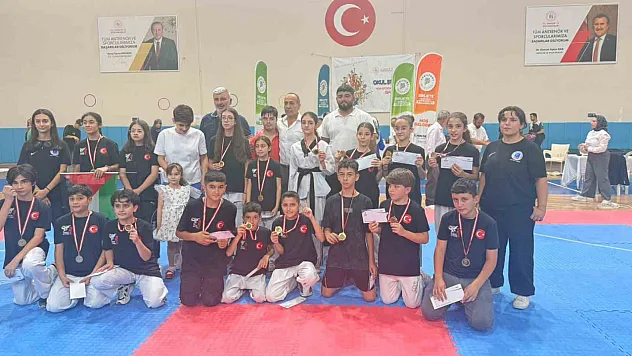 Minik tekvandocular şampiyonayı 18 madalyayla tamamladı