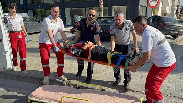 Motosiklet Genç Kıza Çarptı, 2 Yaralı