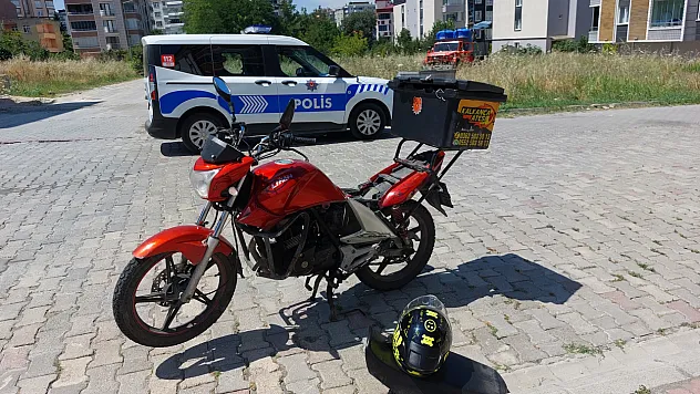 Motosiklet ile hasta servis minibüsü çarpıştı